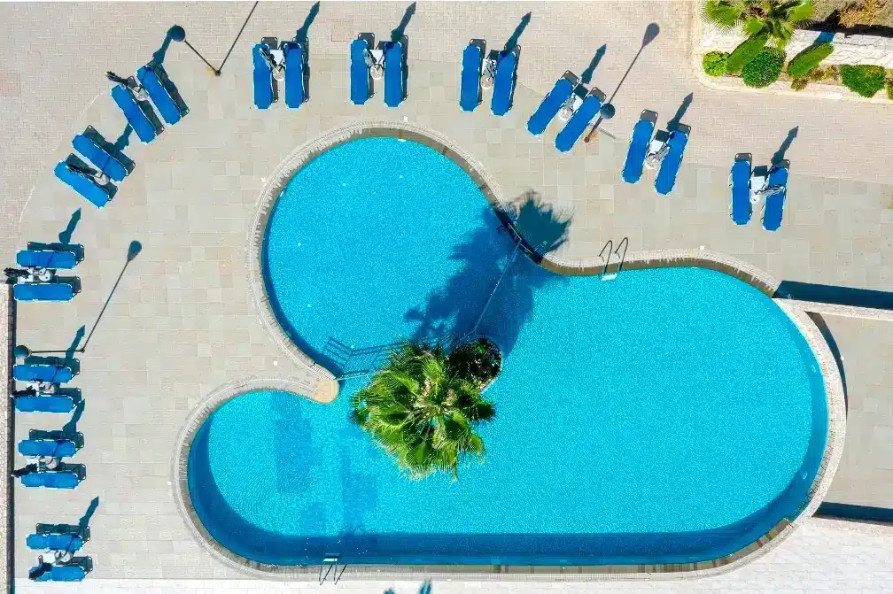hotel with a pool in Skyros
